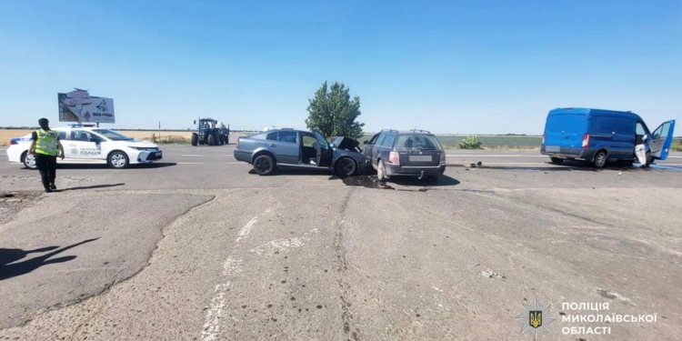 На Миколаївщині зіткнулися три автівки – в ДТП загинув один з водіїв