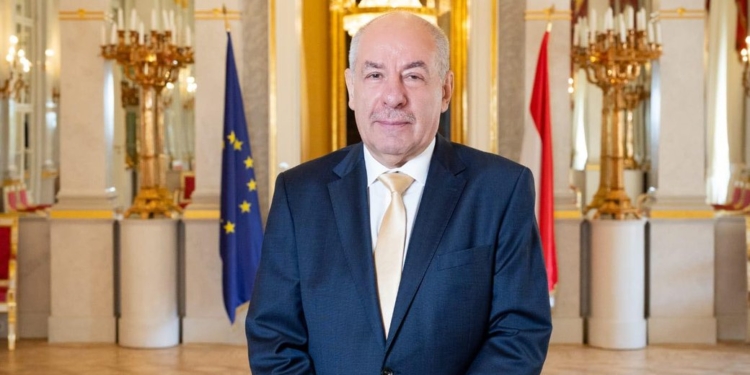 Президент Угорщини підписав поправку до конституції, яка припиняє його повноваження