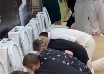 У РФ провели конкурс на пиття з унітазів – пили більше 10 годин (ВІДЕО)