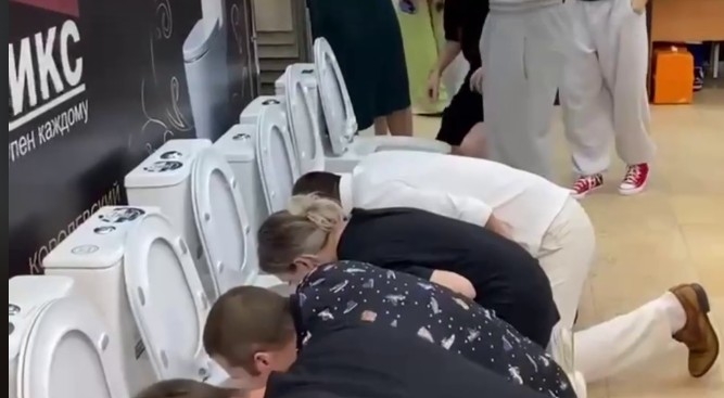 У РФ провели конкурс на пиття з унітазів – пили більше 10 годин (ВІДЕО)
