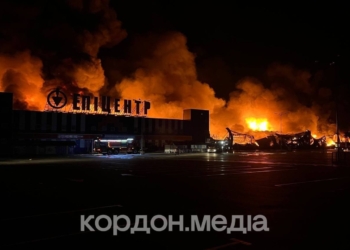 У Сумах ворог атакував і спалив “Епіцентр” – безпілотники “чергували” там під час пожежі (ФОТО, ВІДЕО)