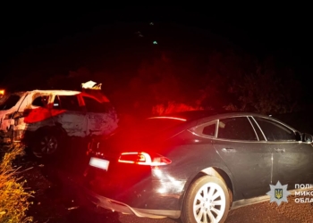 У Миколаєві в ДТП зазнали травмувань водій та пасажир, а одна з автівок загорілася (ФОТО)