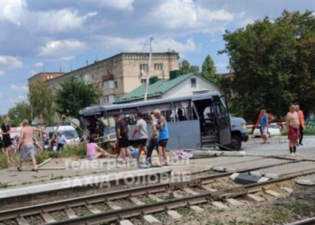 На Рівненщині потяг зіткнувся з маршруткою – 4 людей загинули (ФОТО)