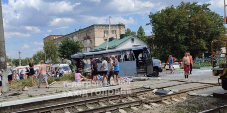 На Рівненщині потяг зіткнувся з маршруткою – 4 людей загинули (ФОТО)
