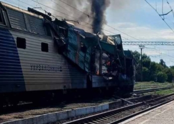 На Дніпропетровщині росіяни  завдали удару по пасажирському поїзду (ФОТО)