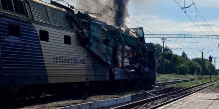 На Дніпропетровщині росіяни  завдали удару по пасажирському поїзду (ФОТО)
