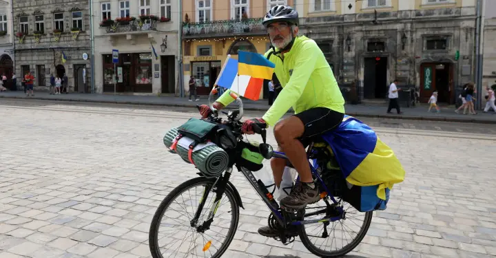 Французький інженер проїхав понад 2200 км велосипедом до Львова і передав листи підтримки Україні