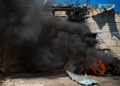 Рятувальники Миколаївщини показали, як ліквідовували наслідки російської атаки на сільськогосподарське підприємство (ФОТО)
