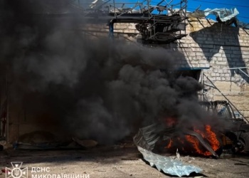 Рятувальники Миколаївщини показали, як ліквідовували наслідки російської атаки на сільськогосподарське підприємство (ФОТО)