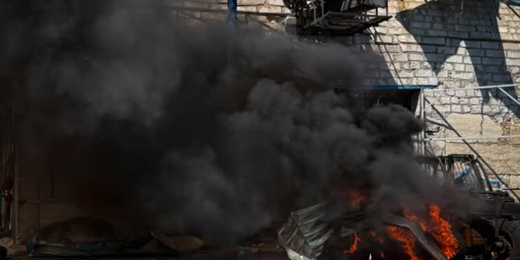 Рятувальники Миколаївщини показали, як ліквідовували наслідки російської атаки на сільськогосподарське підприємство (ФОТО)