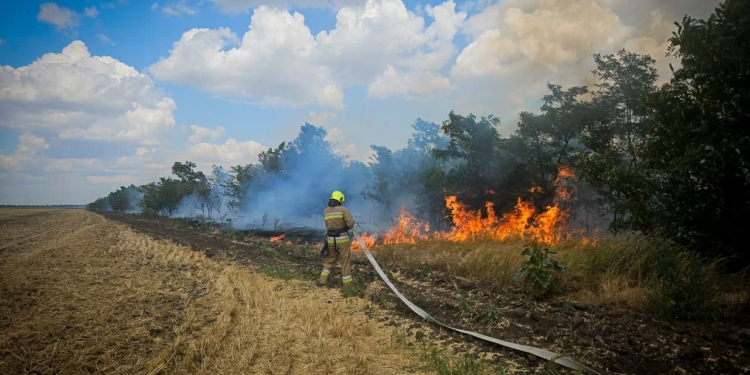 На Миколаївщині з 28 пожеж за добу чотири були спричинені російськими обстрілами (ФОТО)