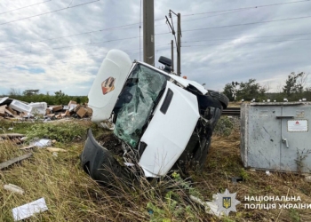 На Миколаївщині на переїзді зіткнулися фургон та вантажний потяг, водій авто загинув (ФОТО)