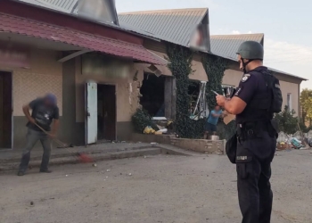 Поліція Миколаївщини показала наслідки російської атаки, в результаті якої двоє людей було поранено (ФОТО)