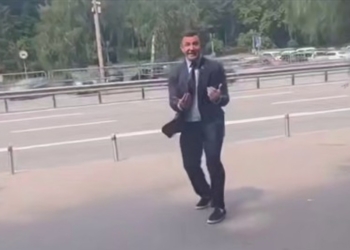 Ганьба ганебна – Тищенка закидали помідорами, він лякав нападника бойовим танцем (ВІДЕО)