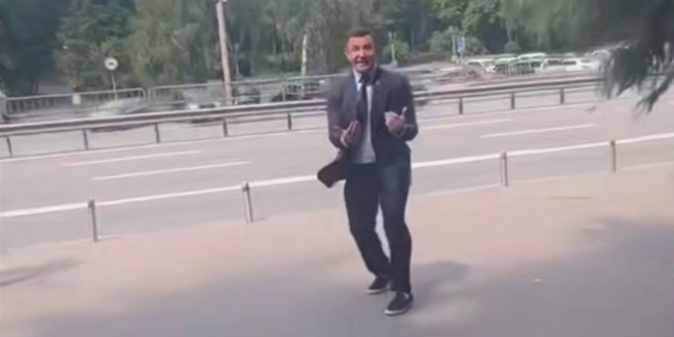Ганьба ганебна – Тищенка закидали помідорами, він лякав нападника бойовим танцем (ВІДЕО)