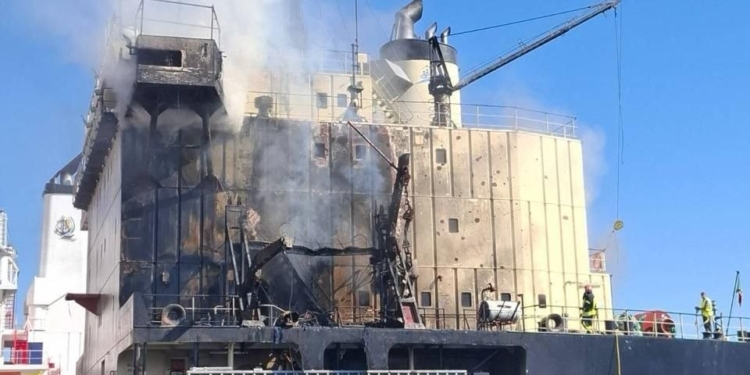 Другу добу поспіль росіянці атакують цивільну портову інфраструктуру Одещини – загинуло троє людей, пошкоджені автівки і судно (ФОТО)