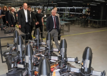 Американський сенатор Ліндсі Грем відвідав miltech-компанію SkyFall – побачив українські дрони, а деякі навіть потримав у руках (ФОТО)
