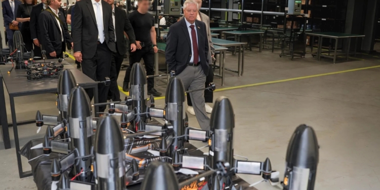 Американський сенатор Ліндсі Грем відвідав miltech-компанію SkyFall – побачив українські дрони, а деякі навіть потримав у руках (ФОТО)