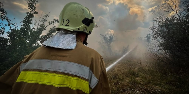 На Миколаївщині за добу було 29 пожеж, зокрема двічі спалахувало в Очакові через російські обстріли (ФОТО)