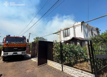 У Миколаєві рятувальники показали, як гасили пожежі після обстрілів (ФОТО, ВІДЕО)