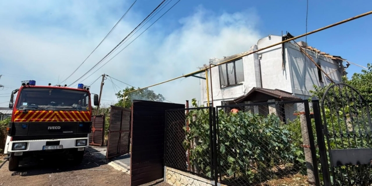 У Миколаєві рятувальники показали, як гасили пожежі після обстрілів (ФОТО, ВІДЕО)