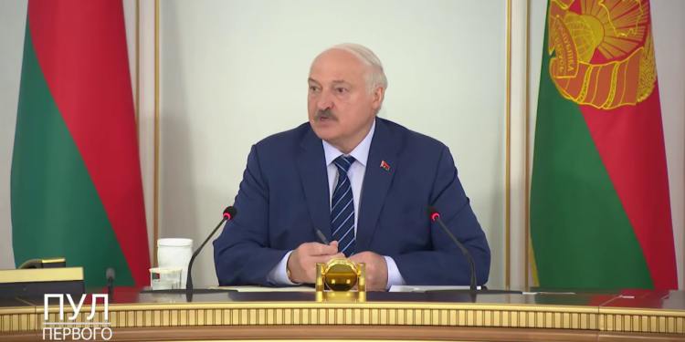 «Не можеш працювати – в ліс, на кордон з Україною», – Лукашенко погрожує чиновникам (ВІДЕО)