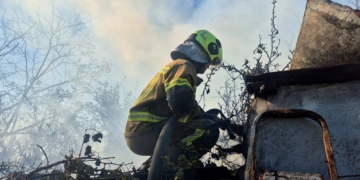 У Миколаєві гасять масштабну пожежу очерету – є загроза розповсюдження вогню на житловий сектор (ФОТО)