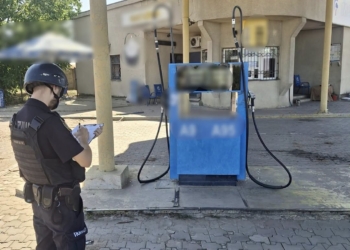 Поліція Миколаївщини показала наслідки російської атаки на АЗС, внаслідок чого було травмовано двоє дорослих та 4-річна дитина (ФОТО)