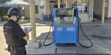 Поліція Миколаївщини показала наслідки російської атаки на АЗС, внаслідок чого було травмовано двоє дорослих та 4-річна дитина (ФОТО)