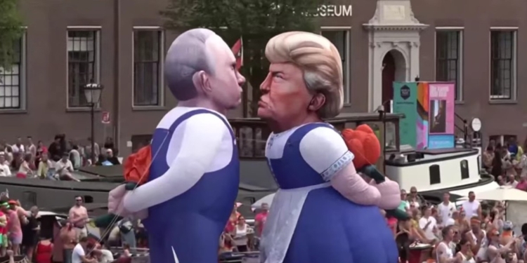 На ЛГБТ-параді в Амстердамі показали інсталяцію, в якій Трамп цілується з путіним (ВІДЕО)