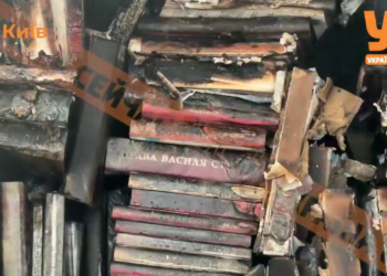 Росіянці балістикою спалили книжковий ринок у Києві (ВІДЕО)