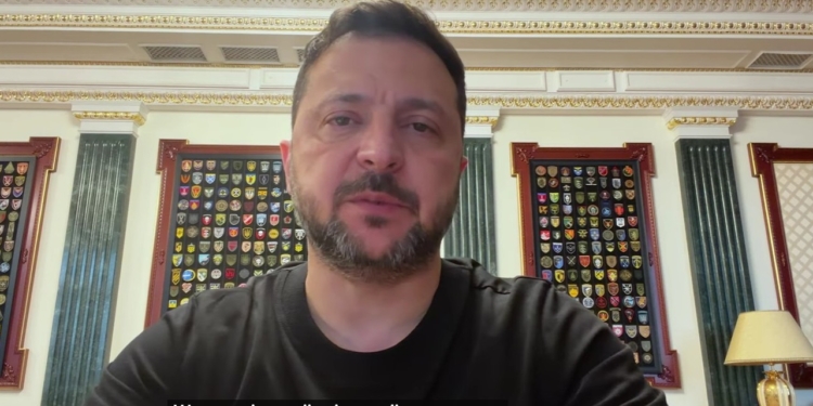 «Затягуючи війну, Росія вчиться вбивати новими методами, і точно не тільки українців» – звернення Зеленського (ВІДЕО)