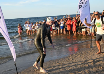 Поляк першим у світі переплив Балтійське море – плив беззупинно 55 годин (ВІДЕО)