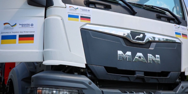 «Миколаївоблтеплоенерго» отримало від німецьких партнерів вантажівку з краном-маніпулятором (ФОТО)