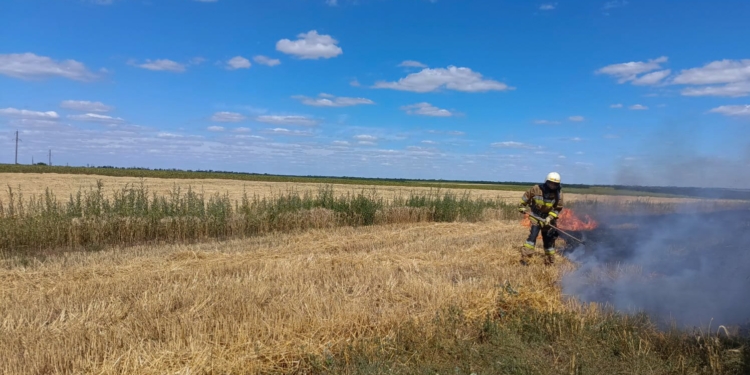 На Миколаївщині за добу гасили 40 пожеж, 8 з них – через обстріли