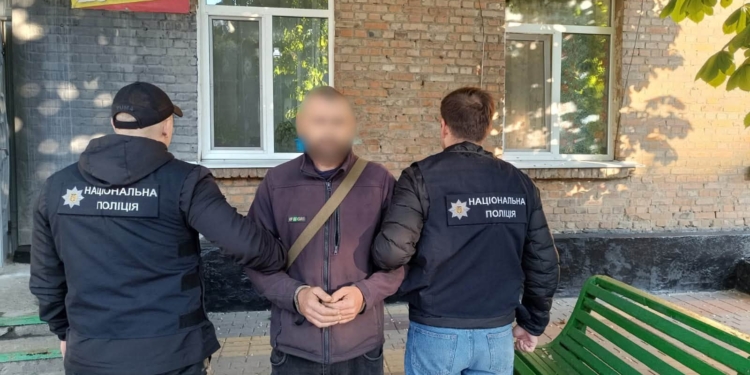 На Миколаївщині затримали двох чоловіків за зґвалтування та розбещення 13-річної дівчини – один із затриманих є її вітчимом