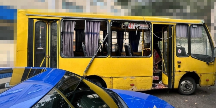 Рашисти атакували автобус в Херсоні – 4 загиблих, 5 поранених (ФОТО)