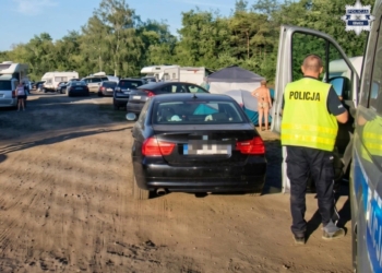 П’яний водій-українець пошкодив десять автомобілів на пляжі в Польщі (ФОТО)