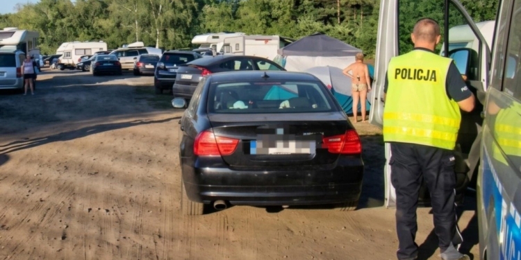 П’яний водій-українець пошкодив десять автомобілів на пляжі в Польщі (ФОТО)