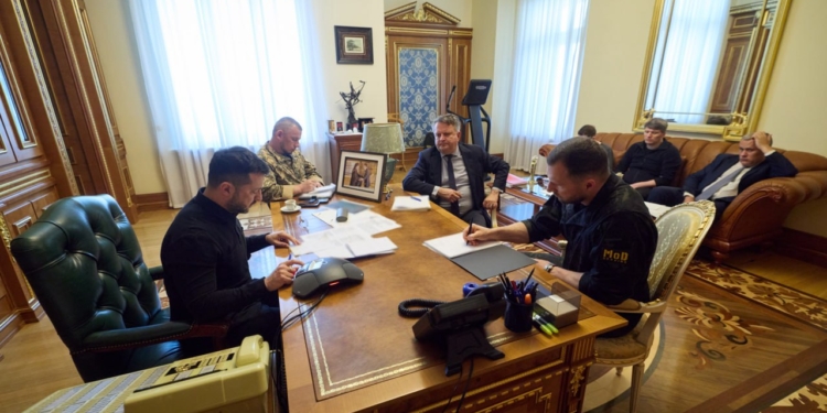Макрон у телефонній розмові з Зеленським підтвердив готовність надати ліцензії на виробництво ракет
