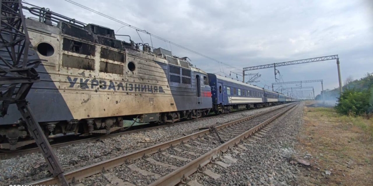 Росіяни двічі атакували пасажирський поїзд під Одесою (ФОТО, ВІДЕО)