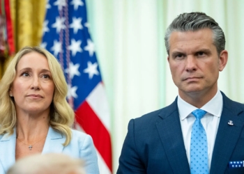 Головний підкаблучник армії США і перша леді Пентагону – дружина міністра війни Хегсета тепер більше, ніж його продюсер (ФОТО)