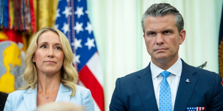 Головний підкаблучник армії США і перша леді Пентагону – дружина міністра війни Хегсета тепер більше, ніж його продюсер (ФОТО)