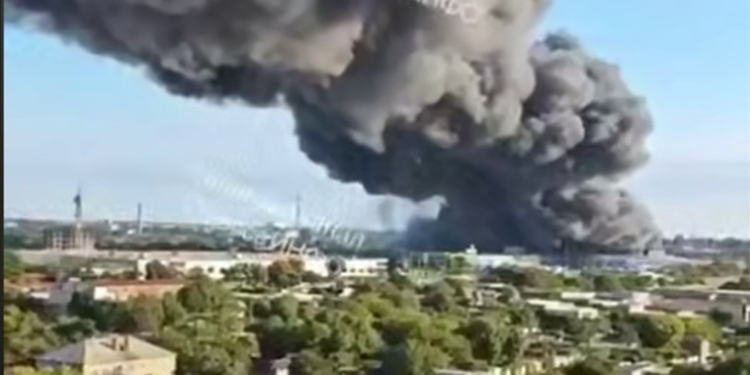 В Одесі ворожі дрони атакували “Епіцентр” – горить (ВІДЕО)
