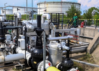 Казахстанський НПЗ взявся переробляти російську нафту і повертати росії бензин та дизпаливо