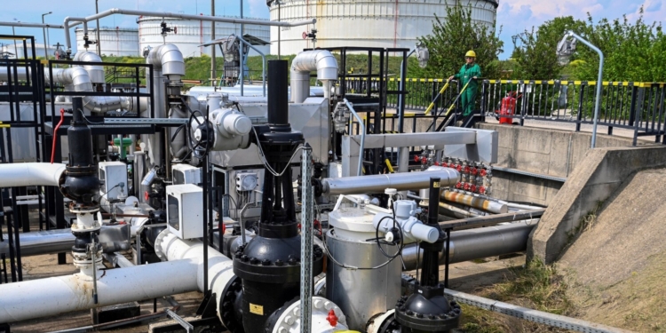 Казахстанський НПЗ взявся переробляти російську нафту і повертати росії бензин та дизпаливо