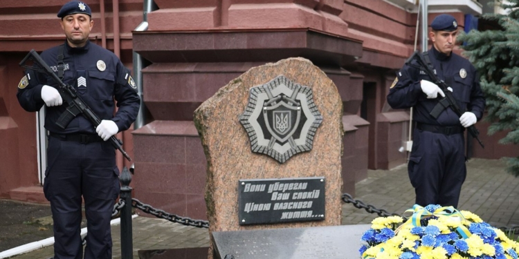 У Миколаєві поліцейські вшанували пам’ять та вручили державні нагороди рідним колег, які загинули за Україну (ФОТО)