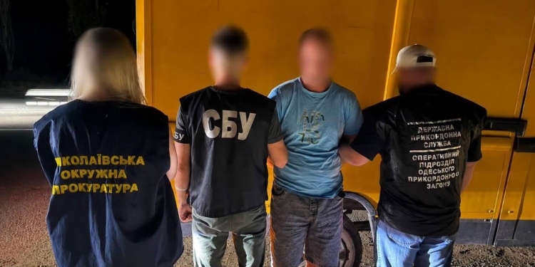 На Миколаївщині затримали чоловіка, який за $10 тис обіцяв нелегальну переправу через кордон (ФОТО)