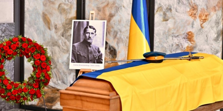 У Роттердамі відбулася церемонія ексгумації останків Євгена Коновальця – полковник повертається додому