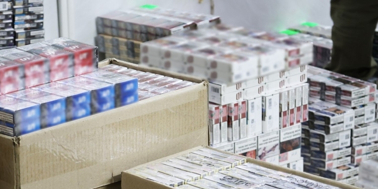 У Миколаєві місцевий мешканець організував збут фальшивих цигарок – вилучили 230 тис. пачок (ФОТО)